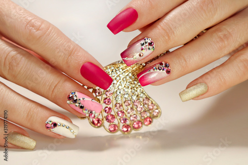 Εκτύπωση καμβά A luxurious manicure with a pink matte finish for nails and a gradient from white with gold to pink nail Polish
