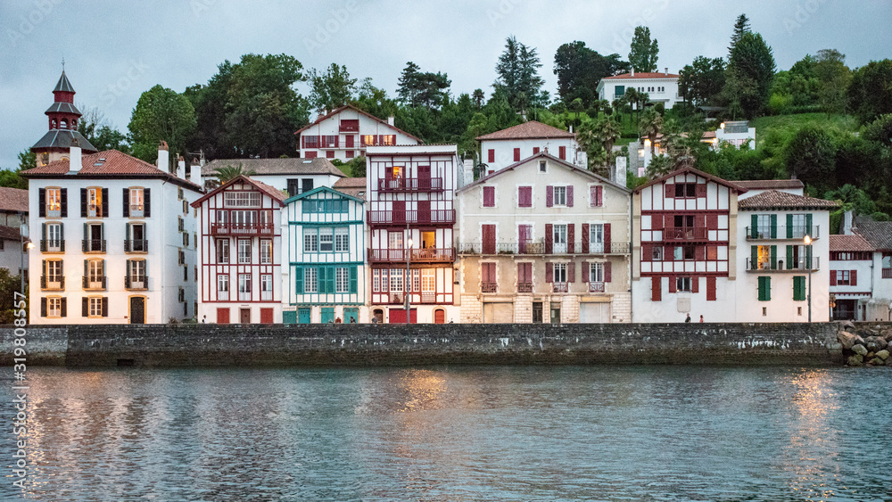 Basque Medieval Saint jean de luz village médiéval sur la côte basque avec ses ...