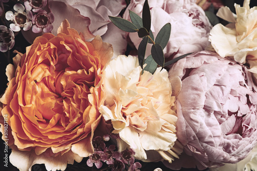 Dekoracja na wymiar  piekny-bukiet-roznych-kwiatow-zblizenie-karta-kwiatowy-wzor-z-ciemnym-efektem-vintage