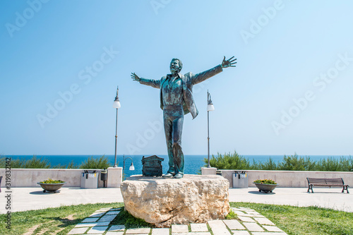 Cuadros en Lienzo Domenico modugno statue in Polignano a Mare, Puglia, Italy