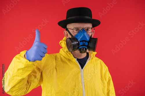 Fotomural Man In Protective Yellow Suit and Chemical Mask, Glasses and Black Hat shows thumb up