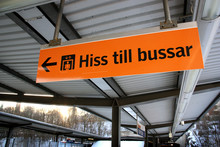 Skylt På T-baneperrong: Hiss Till Bussar.