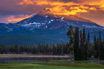 Wall Mural - Sunrise in the Mountains- Oregon