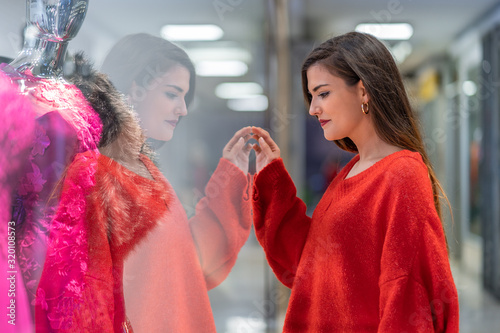 Cuadros en Lienzo Pretty woman looking at a dress