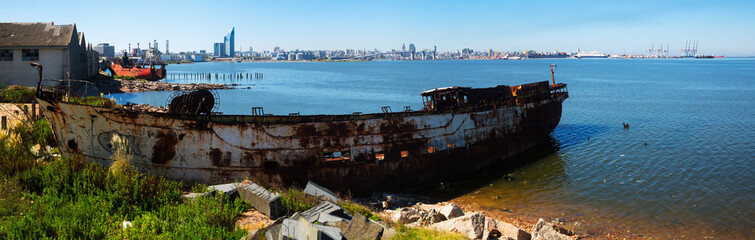 Wall Mural - Contrast views of Montevideo port