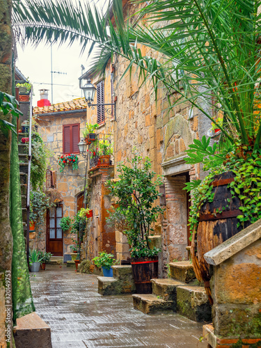 Beautiful alley in Tuscany, Old town, Italy © BajeczneObrazy.pl