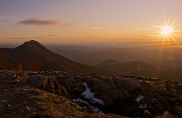 Amanecer desde lo alto de una nontaña