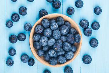 Poster - Fresh organic blueberries in wooden bowl