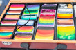 Schminke mit vielen unterschiedlichen Farben in einem Holzkasten, Deutschland