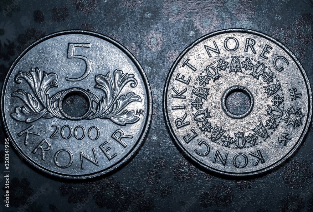Norweska metalowa moneta o nominale pięciu koron norweskich - obrazy, fototapety, plakaty 