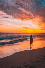 persona hombre caminando por la playa