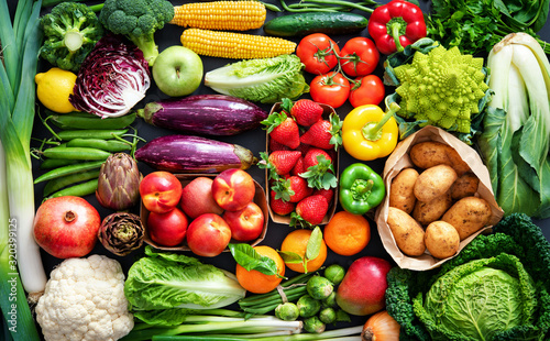 Plakat owoce   tlo-zywnosci-z-asortymentem-swiezych-organicznych-owocow-i-warzyw