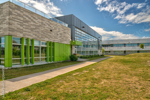 Fotografía Elementary school building backside, a sunny spring day.