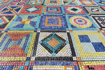 Aufkleber - Detail of beautiful colorful crumbling abstract ceramic mosaic decoration
