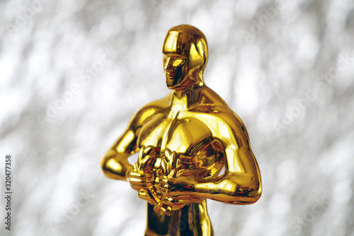 Fotomural Hollywood Golden Oscar Academy award statue on silver background