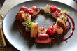 Dessert de fruits rouge dans assiette noire, gastronomie, design