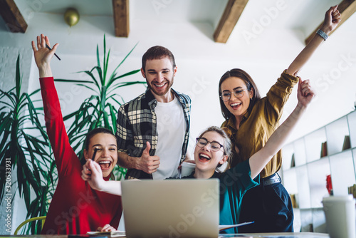 Fotomural Delighted students celebrating success during studies