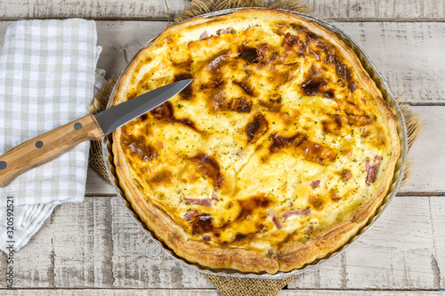 Quiche Lorraine Sur Une Table Acheter Cette Photo Libre De Droit
