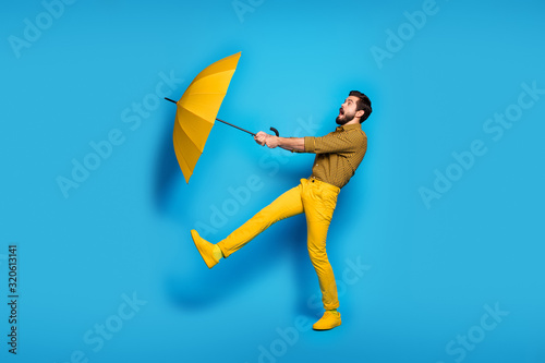 Fotografía Full body profile side photo of scared frustrated anxious man travel windy weath