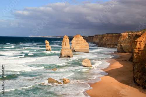 Cuadros en Lienzo Twelve Apostles along the Great Ocean Road in Victoria, Australia