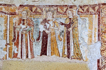 le Sante Barbara, Caterina e Margherita; affresco esterno della chiesetta romanica di San Michele a Mazzon (Alto Adige)