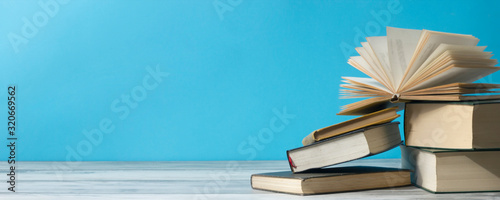 Fotografía Open book, hardback books on wooden table