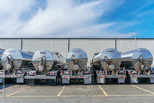 Fotomural Row of shiny metal tanker trucks