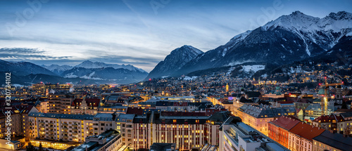 Dekoracja na wymiar  panorama-panoramy-innsbrucka-alpy-austria-w-zimowy-wieczor-z-osniezonymi-szczytami