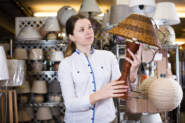 woman is buying lamp