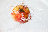 Fototapeta  - Jabłko wpadające do wody, water splash