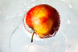 Fototapeta  - Jabłko wpadające do wody, water splash