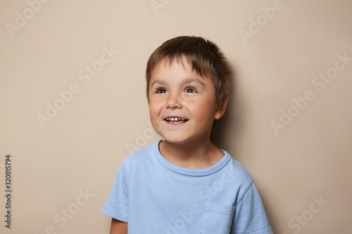 Fotomural Portrait of cute little boy on beige background