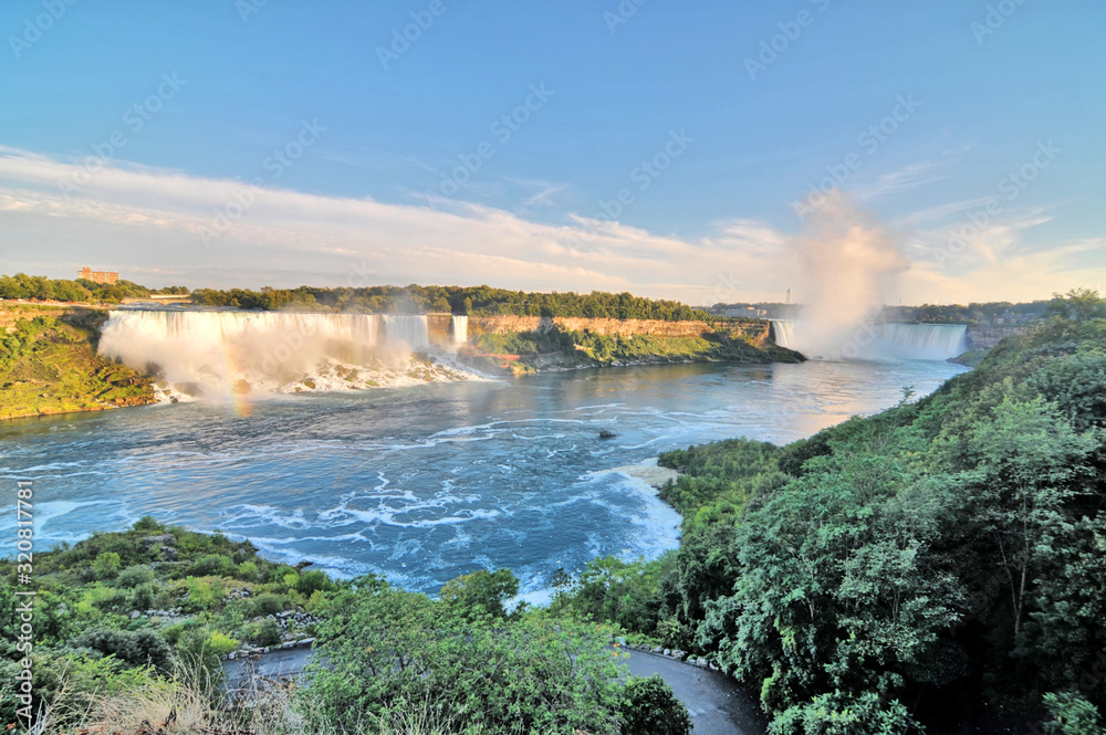 Niagara – wodospad na rzece Niagara, na granicy Kanady, prowincja Ontario i USA, stan Nowy Jork.  - obrazy, fototapety, plakaty 
