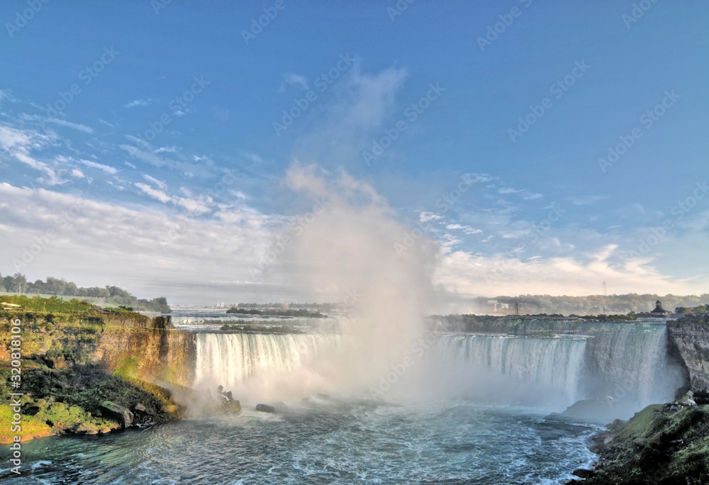 Niagara – wodospad na rzece Niagara, na granicy Kanady, prowincja Ontario i USA, stan Nowy Jork.  - obrazy, fototapety, plakaty 