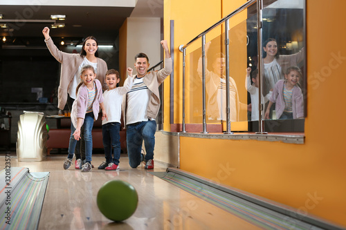 Cuadros en Lienzo Happy family spending time together in bowling club