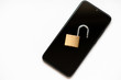 Offenes Sicherheitsschloss auf schwarzem Smartphone zeigt Sicherheitslücken, Cyber-Attacken, Identitätsdiebstahl, Cyber-Angriffe, gehackte Verschlüsselung und digitale Sicherheitsmechanismen