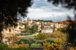 Lourmarin en provence dans le vaucluse, élu plus beau village de france avec ses maison provençal dans le village avec du lièrre et ses volet traditionnel