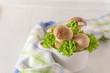Frische Pilze mit Petersilie in einem Keramiktopf