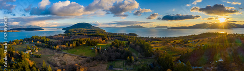 Fotomural Aerial Panoramic View of Lummi island During a Glorious Sunset