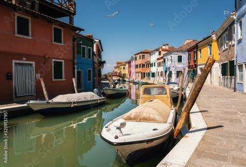 Fotografía Colorful houses in Burano along canal and boats, Venice, Italy