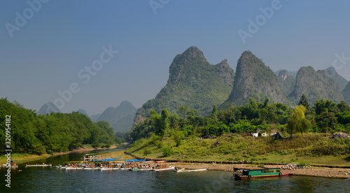 Cuadros en Lienzo Tour boat rafts on the shore of the Li river Guangxi China with karst mountain p