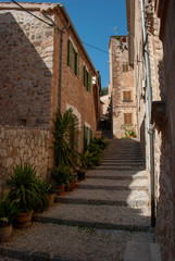 Naklejka na meble Alte enge Gasse mit Steinhäusern und Treppen in Fornalutx, Mallorca