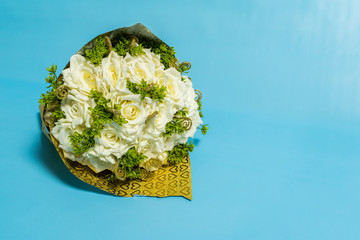 Wall Mural - Bouquet of white roses on a blue background