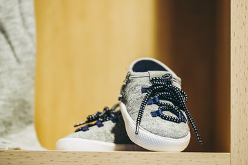 Chaussures baskets pour bébé en tissu gris et lacets bleus