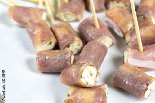 Cuadros en Lienzo roulés au fromage frais et jambon de parme