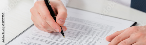 Fotografía panoramic shot of businessman holding pen near clipboard with document, leasing