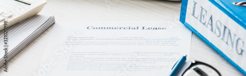Cuadros en Lienzo panoramic shot of folder near document with commercial lease lettering on desk