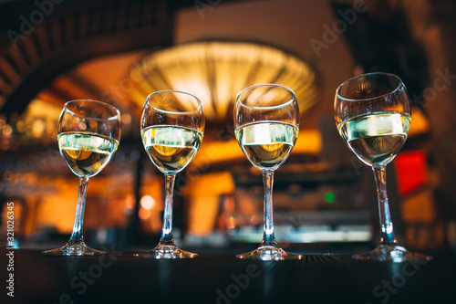 Fotomural Glasses of wine on the counter