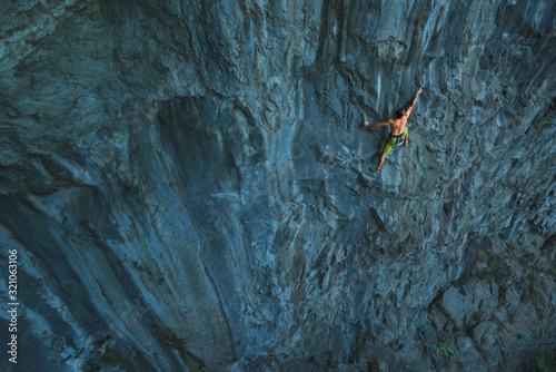 Cuadros en Lienzo Powerful sportive rock climber climbing