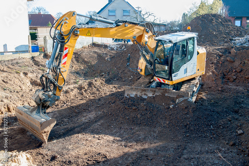 Fotografía Hausbau, Ausheben einer Baugrube mit Bagger
